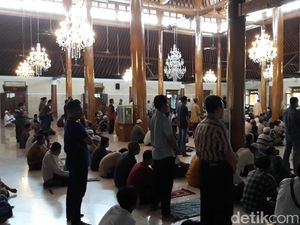 Tetap Gelar Jumatan, Khotbah di Masjid Agung Solo Cuma 10 Menit