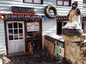 Berkunjung ke The Irish Pub, Bar Tertinggi di Kaki Gunung Everest Berkunjung ke The Irish Pub, Bar Tertinggi di Kaki Gunung Everest