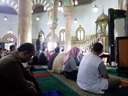 Masjid di Medan Gelar Salat Jumat, Jemaah Bawa Sajadah Sendiri Cegah Corona
