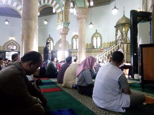 Masjid di Medan Gelar Salat Jumat, Jemaah Bawa Sajadah Sendiri Cegah Corona Masjid di Medan Gelar Salat Jumat, Jemaah Bawa Sajadah Sendiri Cegah Corona