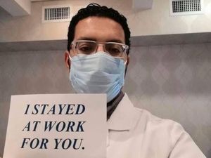 Potret Mengharukan Dokter dan Perawat Memohon Warga untuk Tetap di Rumah