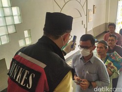 Masjid Agung Cianjur-Ciamis Tetap Gelar Jumatan, Jemaah Dicek Suhu Tubuh