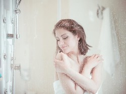 Jangan Asal Siram! Ini Urutan Mandi yang Benar Menurut Dokter Kulit