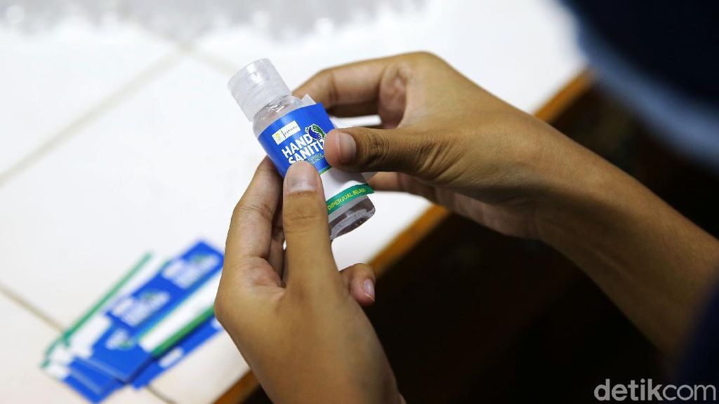 Melihat Produksi Hand Sanitizer Pencegah Corona di UI Melihat Produksi Hand Sanitizer Pencegah Corona di UI