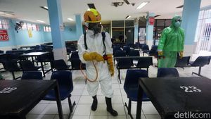 Penyemprotan Disinfektan di Lapas Cipinang