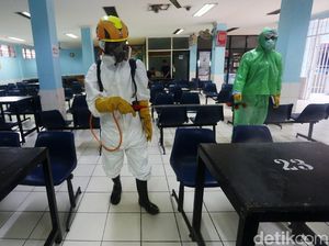 Penyemprotan Disinfektan di Lapas Cipinang