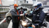 Agung Laksono Bagi-bagi Masker ke Pengendara