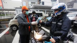 Agung Laksono Bagi-bagi Masker ke Pengendara