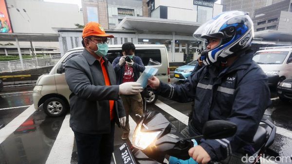 Agung Laksono Bagi-bagi Masker ke Pengendara