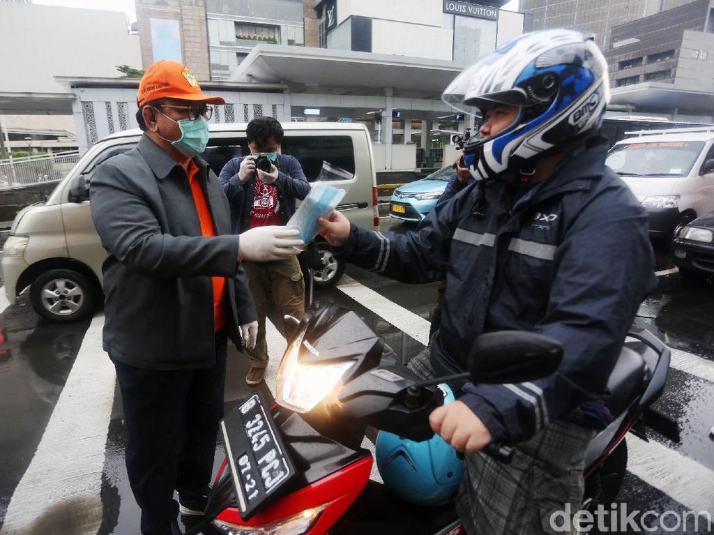Agung Laksono Bagi-bagi Masker ke Pengendara Agung Laksono Bagi-bagi Masker ke Pengendara