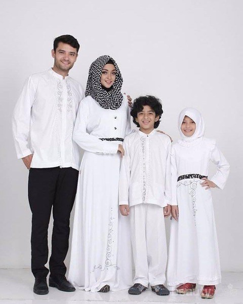 Intip 5 Inspirasi Style Baju Lebaran Keluarga Warna Putih yang Indah