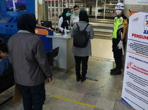 Antrean Penumpang di Stasiun Bandung Dibatasi Jarak 1 Meter