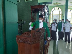 Tetap Gelar Salat Jumat, Masjid UMI Makassar Disemprot Disinfektan
