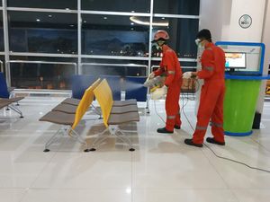 Sarana dan Fasilitas Bandara Juanda Terus Disemprot Disinfektan