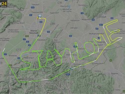 Pesan Pilot Lawan Corona, Tulis Stay Home di Langit