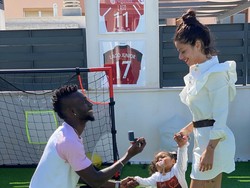 Selebgram Ini Dilamar Pesepak Bola Saat Dikarantina di Rumah Terkait Corona