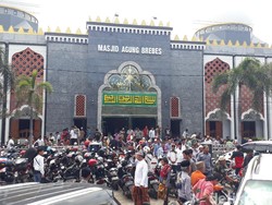 Masjid Agung Brebes Gelar Jumatan, Jemaah Membeludak