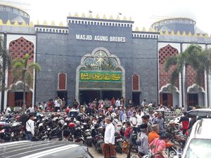 Masjid Agung Brebes Gelar Jumatan, Jemaah Membeludak Masjid Agung Brebes Gelar Jumatan, Jemaah Membeludak