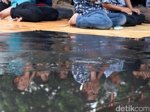 Bubarkan Salat Jumat di Polman, Petugas dan Warga Adu Mulut