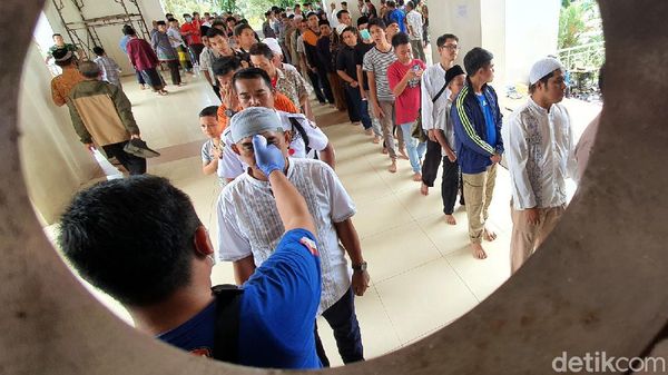Gelar Salat Jumat, Warga Antre di Masjid Agung Kota Sukabumi