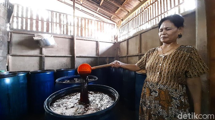 Warga di Banyumas yang produksi ciunya dilirik Bupati Banyumas untuk bahan membuat hand sanitizer, Jumat (20/3/2020).