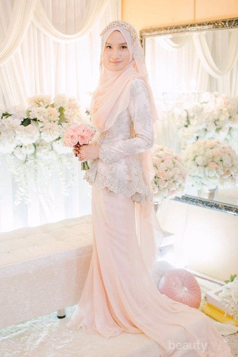 10 Inspirasi Pilihan Gaun Pernikahan Muslim Syar'i yang Modern