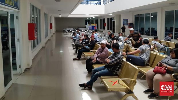 Pemohon SIM dibuat jarak untuk mencegah penularan corona.