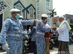 Jemaah Jumatan Masjid Agung Tegal Dihadang Petugas, Ada Apa?