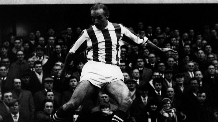 Footballer Stanley Matthews taking a corner during a match for Stoke City against Fulham.    (Photo by Keystone/Getty Images)