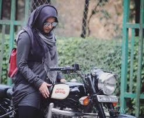 Tips Agar Tetap Rapi dan Cantik Naik Motor untuk Para Hijabers