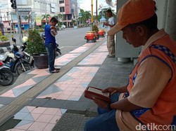 Kisah Juru Parkir di Klaten, Baca Al-Quran Saat Sela Kerjanya di Trotoar