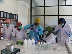 UMM Bagi-bagi Ratusan Hand Sanitizer Bikinan Mahasiswa