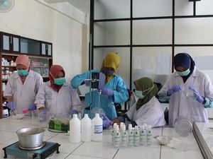 UMM Bagi-bagi Ratusan Hand Sanitizer Bikinan Mahasiswa UMM Bagi-bagi Ratusan Hand Sanitizer Bikinan Mahasiswa