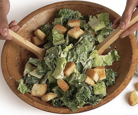 Ingin Diet dengan Menu Lezat? Yuk, Coba Resep Caesar Salad 