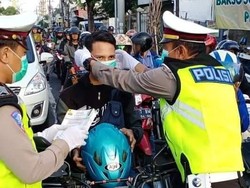 Tekan Penyebaran Corona di Gresik, Polisi Bagi Masker dan Hand Sanitizer