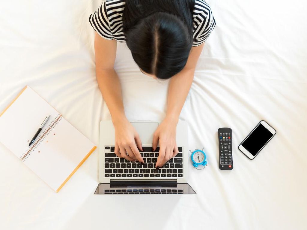 Perhatikan 5 Hal Ini Jika Kamu Harus Bekerja di Tempat Tidur Selama WFH