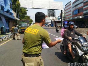 Satpol PP Ciamis Keliling Bagikan Selebaran Imbauan Soal Corona di Jalan