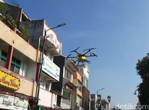 Kawasan Malioboro Disemprot Disinfektan dengan Drone dan Manual