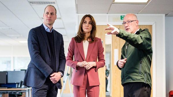 Kate Middleton Kunjungi Tim Darurat Corona, Elegan Pakai Blazer Rp 1 Jutaan