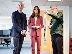 Kate Middleton Kunjungi Tim Darurat Corona, Elegan Pakai Blazer Rp 1 Jutaan