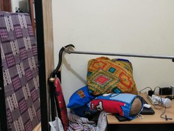 Di Tengah Ancaman Corona, Petugas Damkar Tangkap Kobra di Rumah Warga