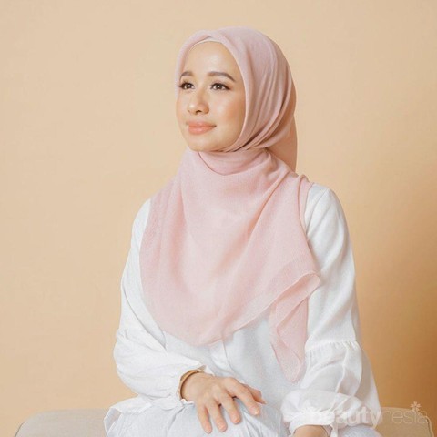 6 Inspirasi Gaya Hijab Syar I Ala Laudya Cynthia Bella Yang Simpel Dan Elegan