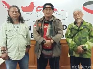 Massa yang Copot Paksa Spanduk di Masjid Raya Bandung Minta Maaf Massa yang Copot Paksa Spanduk di Masjid Raya Bandung Minta Maaf