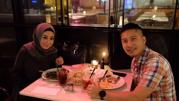 Detri Warmanto dan istri