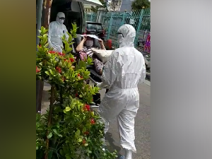 Detik-detik Tim Medis Evakuasi Wanita Positif Corona di Jakpus