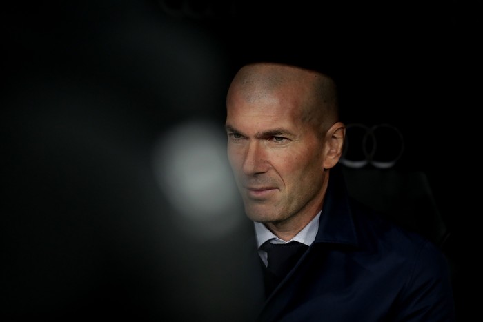 Zidane MADRID, SPAIN - MARCH 01: Manager Zinedine Zidane of Real Madrid CF looks on form the bench prior to start the Liga match between Real Madrid CF and FC Barcelona at Estadio Santiago Bernabeu on March 01, 2020 in Madrid, Spain. (Photo by Gonzalo Arroyo Moreno/Getty Images)