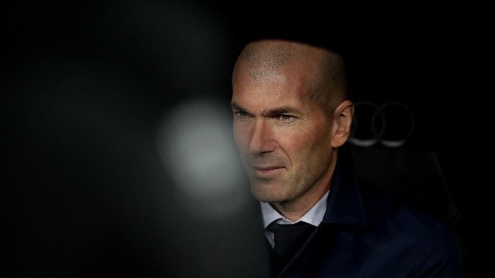 MADRID, SPAIN - MARCH 01: Manager Zinedine Zidane of Real Madrid CF looks on form the bench prior to start the Liga match between Real Madrid CF and FC Barcelona at Estadio Santiago Bernabeu on March 01, 2020 in Madrid, Spain. (Photo by Gonzalo Arroyo Moreno/Getty Images)