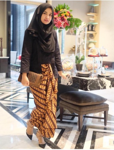 10 Inspirasi Kebaya Dan Outfit Hijab Syar I Ala Shireen Sungkar