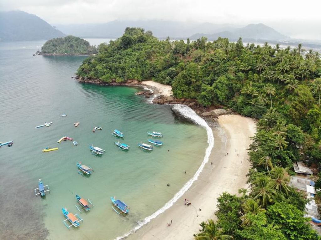 Tengok Indahnya Pantai Karanggongso Trenggalek Tengok Indahnya Pantai Karanggongso Trenggalek