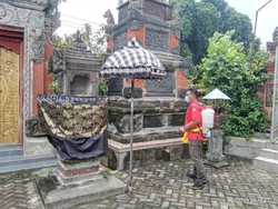 Kader PDIP Surabaya Semprot Disinfektan Pura Candi Cemara Agung